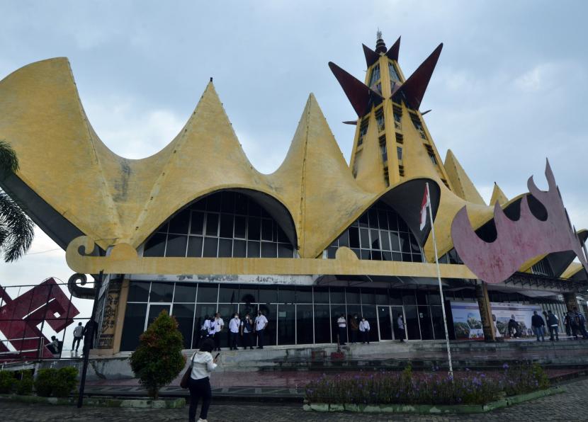 Warga melintas di area Menara Siger, salah satu ikon wisata di Lampung Selatan, Lampung, Rabu (27/10/2021). Menara Siger merupakan salah satu bangunan yang akan direnovasi dan akan menjadi kawasan pariwisata terintegrasi Bakauheni Harbour City (BHC) untuk meningkatkan pariwisata Lampung.