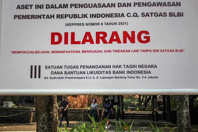 Warga melintas di dekat plang penyitaan aset tanah milik obligor BLBI di kawasan Kelapa Dua, Kabupaten Tangerang, Banten, Jumat (3/9/2021). (Ilustrasi)