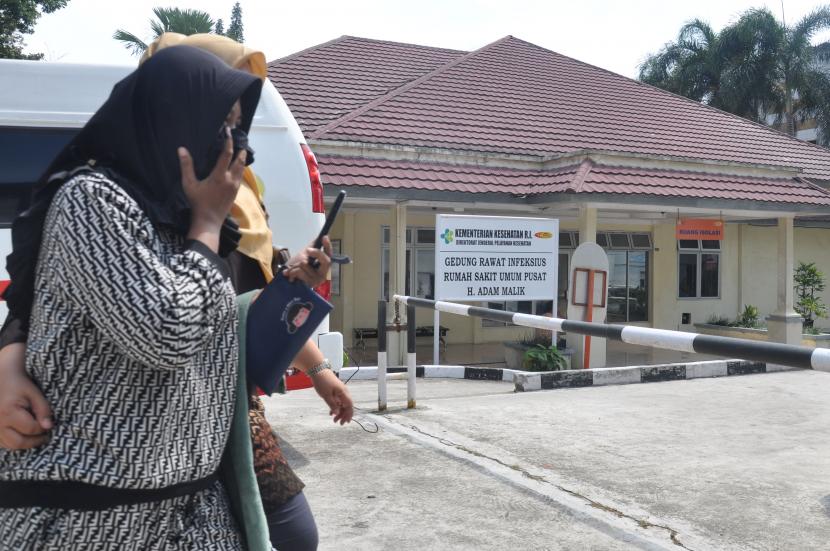 Sumut Siapkan 11 RS untuk Pasien Covid-19. Warga melintas di depan gedung rawat infeksius Rumah Sakit Umum Pusat (RSUP) H Adam Malik di Medan, Sumatra Utara.