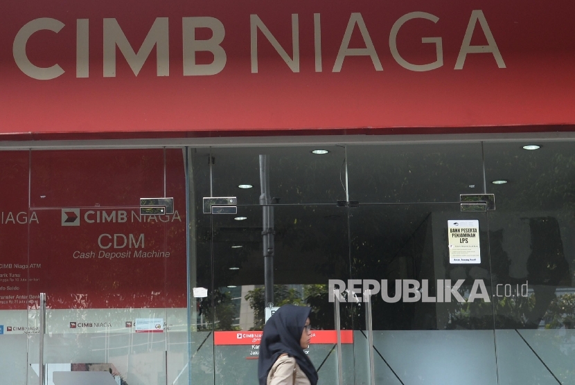 Warga melintas di depan kantor Cabang Bank CIMB Niaga, Jakarta. ilustrasi