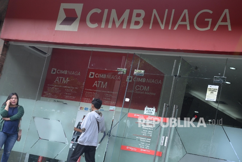 Warga melintas di depan kantor Cabang Bank CIMB Niaga, Jakarta, Rabu (4/10).