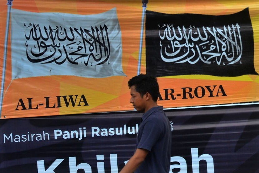 A resident passes by Hizbut Tahrir Indonesia (HTI)'s office at Ciamis, West Jawa, Tuesday (May 9).
