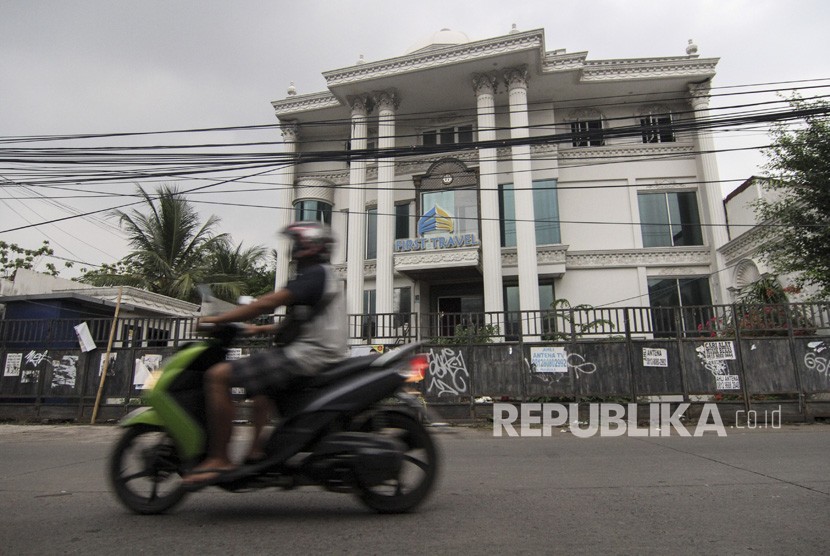 Warga melintas di depan Kantor First Travel Building atas nama Andika di jalan Radar Auri, Depok, Jawa Barat, Rabu (20/11/2019).