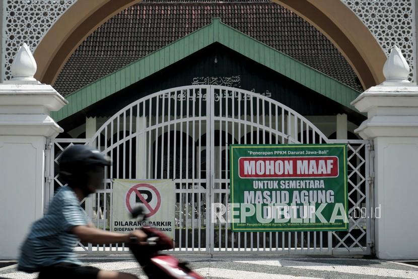 Warga melintas di depan Masjid Agung Sleman, D.I Yogyakarta, Ahad (4/7/2021). Selama penerapan PPKM Darurat Jawa-Bali yang berlaku hingga 20 Juli mendatang, tempat-tempat ibadah serta tempat umum lainnya yang difungsikan sebagai tempat ibadah di Kabupaten Sleman ditutup sementara untuk menekan penyebaran COVID-19. 