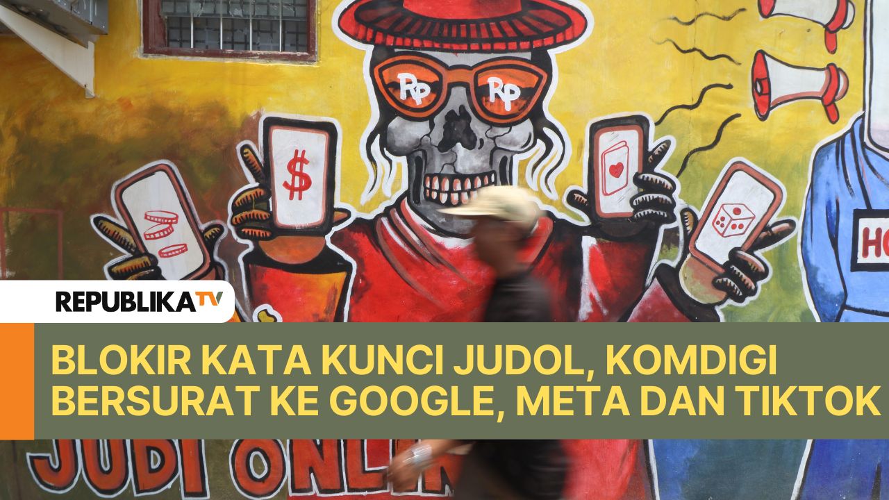 Warga melintas di depan mural bertema cegah judi online di Kediri, Jawa Timur, Rabu (9/10/2024).