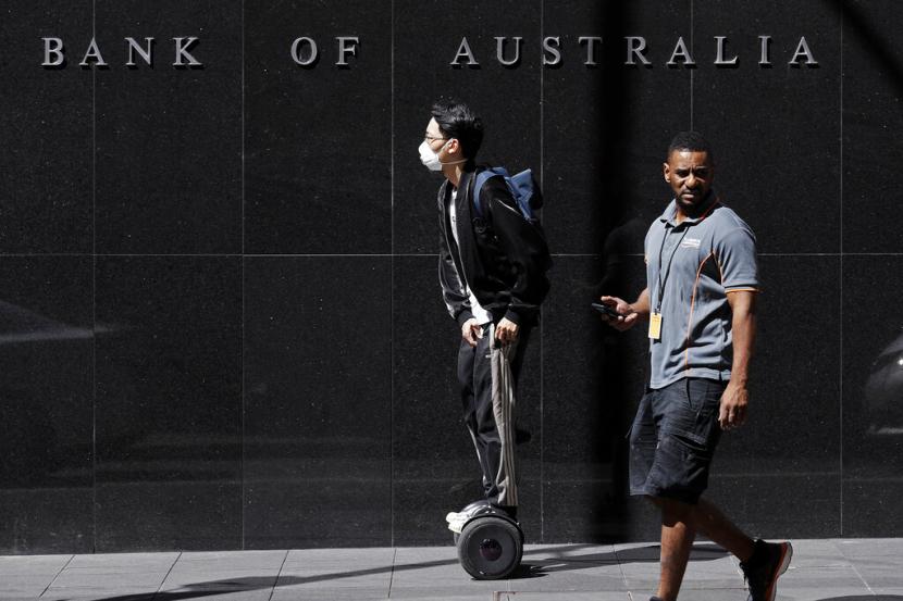 Warga melintas di depan Reserve Bank of Australia di Sydney, Kamis (19/3). Koalisi yang berkuasa di Australia bersiap menghadapi kemungkinan kenaikan suku bunga pada Selasa tepat di tengah kampanye pemilihan nasional. 