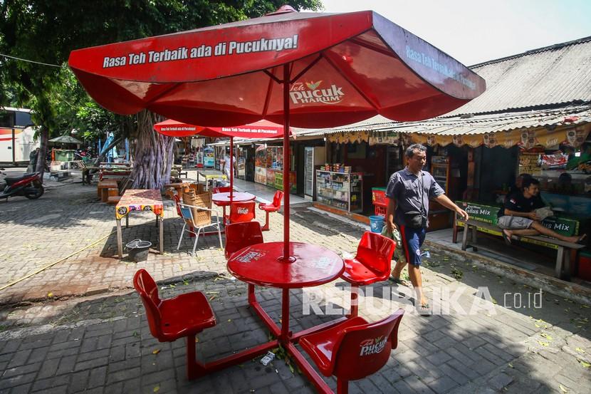 Warga melintas di depan rumah makan di Terminal Kalideres, Jakarta, Sabtu (7/8/2021). Berdasarkan keterangan para pedagang di terminal tersebut, penerapan PPKM di DKI menyebabkan omzet mereka turun drastis hingga 80 persen. 