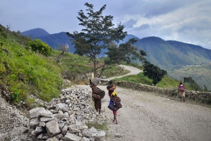 Warga melintas di jalan penghubung ke Kabupaten Lanny Jaya, Papua, Sabtu (5/3). Musim Hujan di Lanny Jaya Diprediksi Oktober 2022