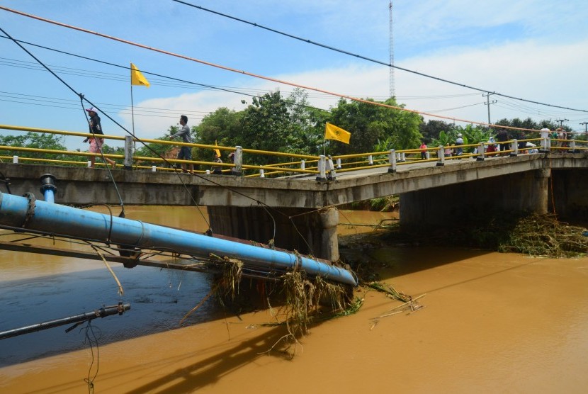 Warga melintas di jalan utama jembatan Putrapinggan, di Kecamatan Kalipucang, Kabupaten Pangandaran, Jawa Barat, Senin (10/10).