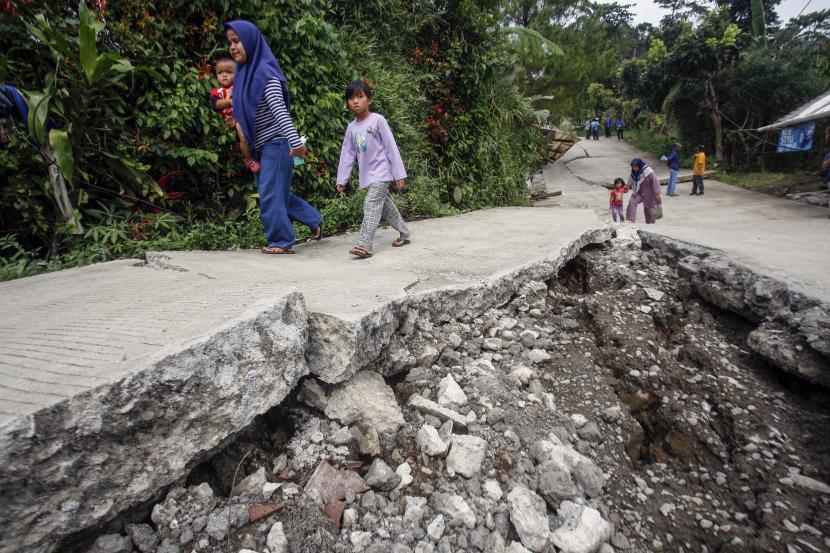 Ilustrasi Retakan Tanah. Gerakan tanah yang mengakibatkan jalan menjadi retak terjadi di Desa Sukamukti dan Desa Sukabungah yang berlokasi di Kecamatan Bojongmangu, Kabupaten Bekasi, Jawa Barat. F