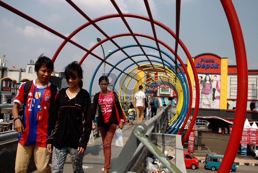  Warga melintas di Jembatan Penyeberangan Orang (JPO) di Jalan Margonda Raya, Depok, Jabar, Kamis (14/8). (Republika/Yasin Habibi)