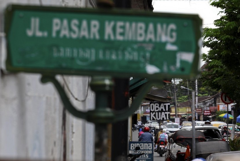 Warga melintas di kawasan jalan Pasar Kembang, Yogyakarta, Senin (7/3). 