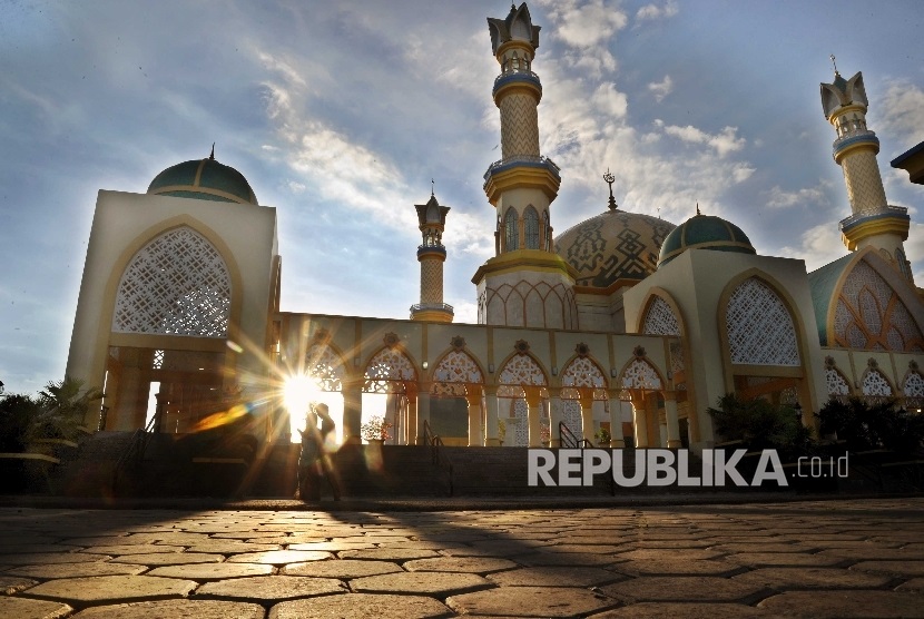 Warga melintas di kawasan masjid Masjid Hubbul Wathan di Islamic Center kota Mataram, Lombok, Nusa Tenggara Barat, Selasa (23/5). 