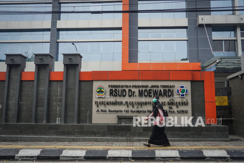 Warga melintas di kawasan Rumah Sakit Umum Daerah (RSUD) Dr. Moewardi, Solo, Jawa Tengah, Jumat (13/3/2020).(Antara/Mohammad Ayudha)