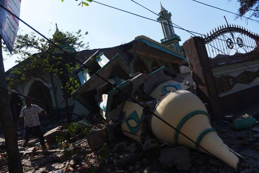 A mosque in Pemenang ruined by 7-magnitude earthquake that hit Lombok, West Nusa Tenggara, Sunday (Aug 5).