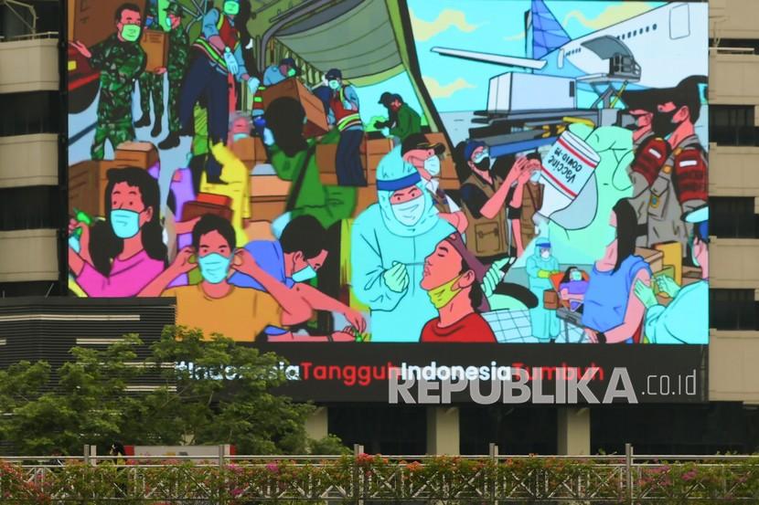 Warga melintas di samping papan elektronik tentang Covid-19 di Kawasan Jalan Sudirman, Jakarta, Kamis (11/11). DKI Jakarta saat ini diyakini sebagai daerah di mana mayoritas penduduknya telah memiliki antibodi Covid-19 sehingga kasus positif Covid-19 dalam tren melandai. (ilustrasi)
