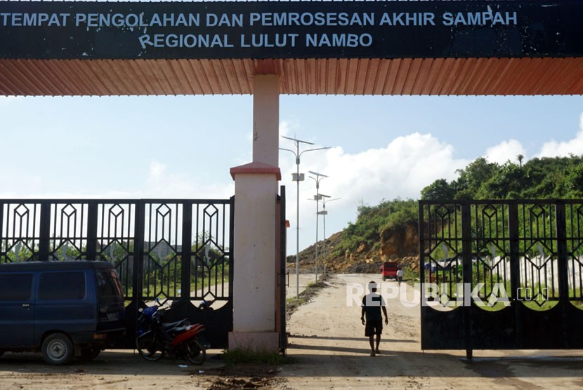 Warga melintas di Tempat Pengolahan dan Pemrosesan Akhir Sampah (TPPAS) Lulut Nambo yang belum beroperasi di Kelapa Nunggal, Kabupaten Bogor, Jawa Barat, Senin (9/4). 