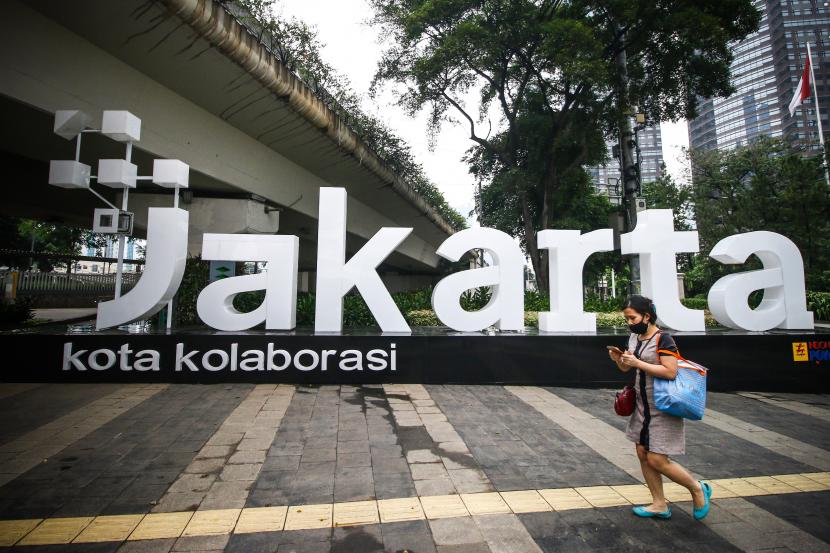 Warga melintas di tempat penyekatan Pemberlakuan Pembatasan Kegiatan Masyarakat (PPKM) Darurat di Jalan Jenderal Sudirman, Jakarta, Senin (19/7/2021). Pemerintah masih mempertimbangkan rencana perpanjangan masa PPKM darurat Jawa-Bali yang akan berakhir pada Selasa (20/7/2021).