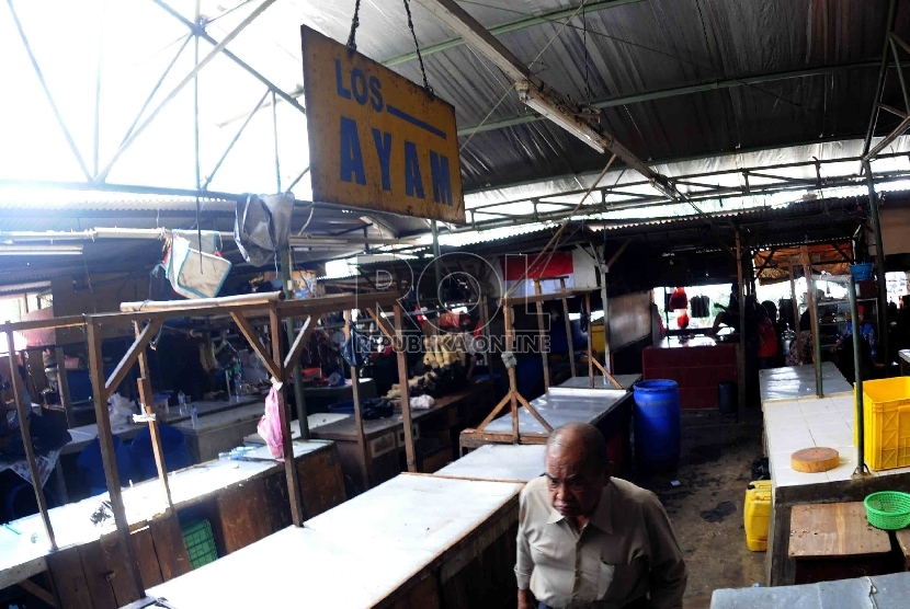  Warga melintas diantara kios penjual daging ayam di Pasar Senen, Jakarta, Senen (18/8).