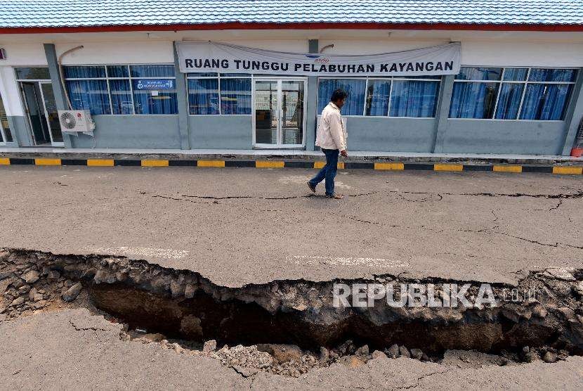 The road near Kayangan Port, East Lombok, West Nusa Tenggara (NTB), cracked on Tuesday (August 21) after a 7-magnitude quake hit the area. Another earthquake hit the island on Sunday (September 2) morning.