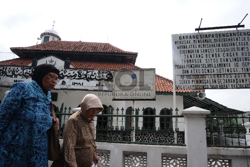 Warga melintas didepan Masjid Jami Cikini Al Ma Mur, Jakarta Pusat, Kamis (12/2).