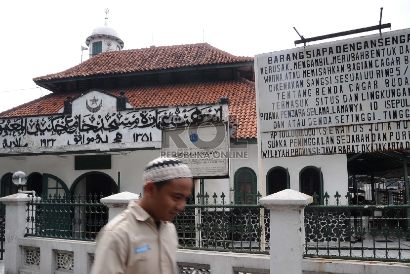 Warga melintas didepan Masjid Jami Cikini Al Ma Mur, Jakarta Pusat, Kamis (12/2).