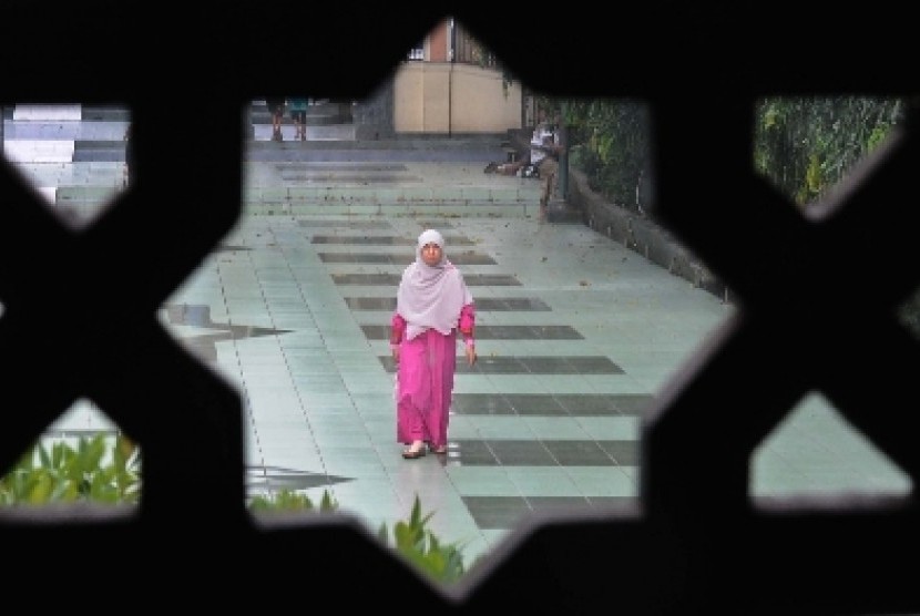 Warga melintas dikawasan Masjid Sunda Kelapa, Jakarta. Masjid dinilai tidak hanya berfungsi sebagai tempat ibadah, dan juga berperan membangung ekonomi umat.