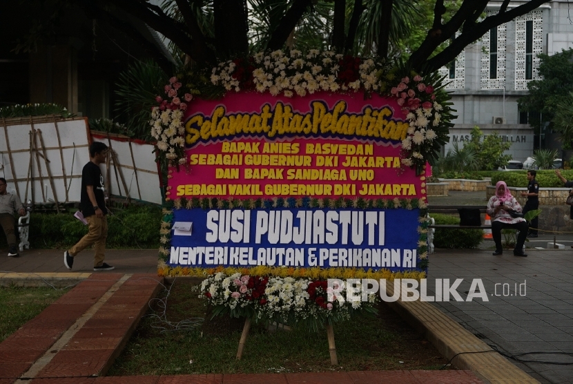 Karangan bunga ucapan selamat kepada Anies Baswedan dan Sandiaga Uno dari Menteri Susi Pudjiastuti di Balai Kota DKI Jakarta, Senin (16/10).