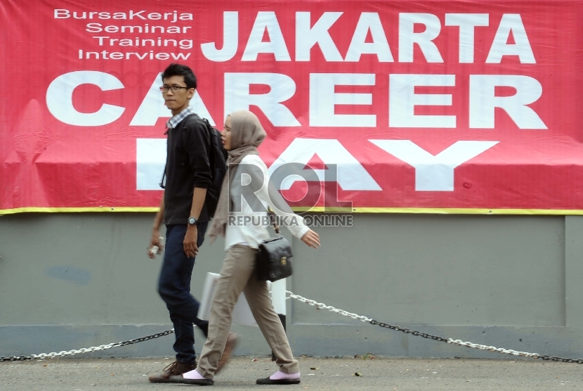 Warga melintas usai menghadiri pelaksanaan Bursa Kerja di istora Senayan, Jakarta, Kamis (17/9). 