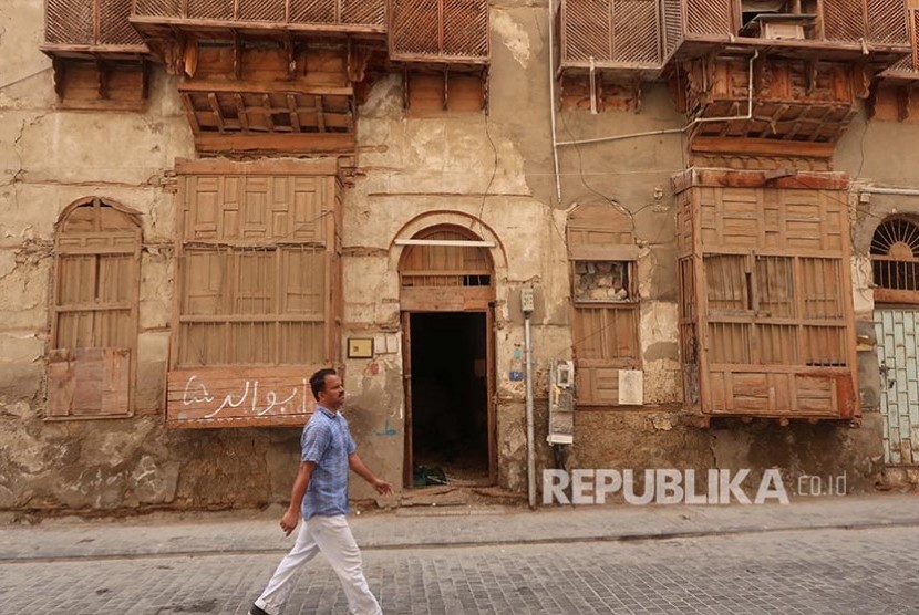 Arab Saudi Keluarkan Izin Masuk ke Negaranya. Warga melintasi bangunan tua di Kota Tua Jeddah (Jeddah Historical District), Arab Saudi.