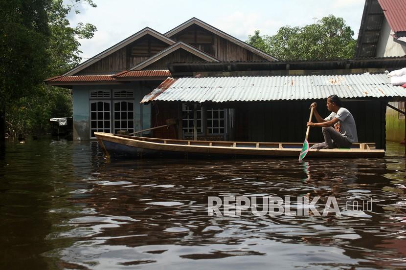 Warga melintasi banjir dengan menggunakan perahu di kelurahan Ulak Jaya, Sintang, Kalimantan Barat (ilustrasi)