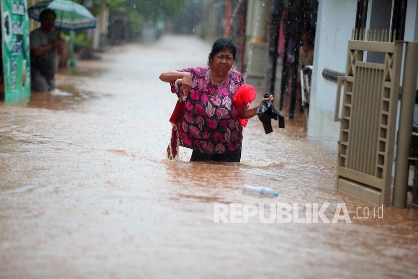 Warga melintasi banjir di Desa Kedawung, Grati, Pasuruan, Jawa Timur (ilustrasi)