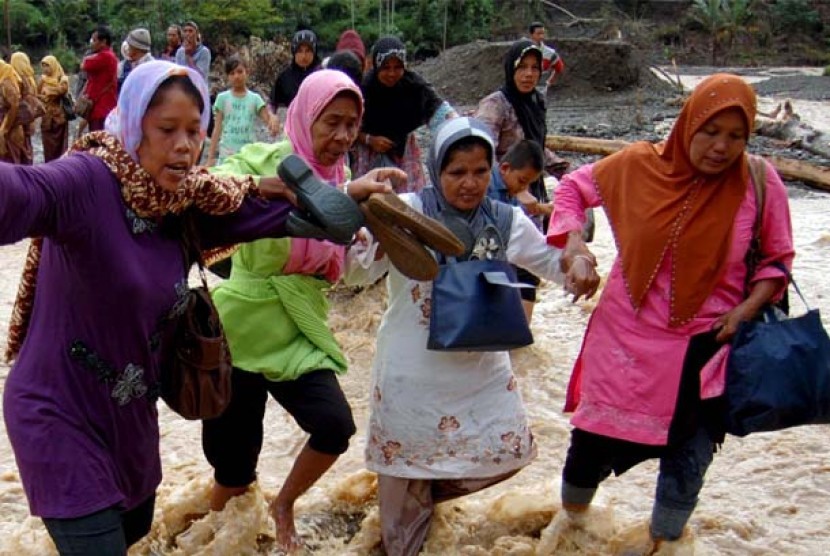 Warga melintasi banjir di Desa Lubuk Nilam, Kecamatan Tanse, Kabupaten Pidie, Provinsi Aceh, Kamis (1/3). Hingga hari keempat banjir bandang Tangse bertambah parah, tiga titik jalur darat kembali terputus, warga di lima desa meliputi Lubuk Nilam, Blang Mal
