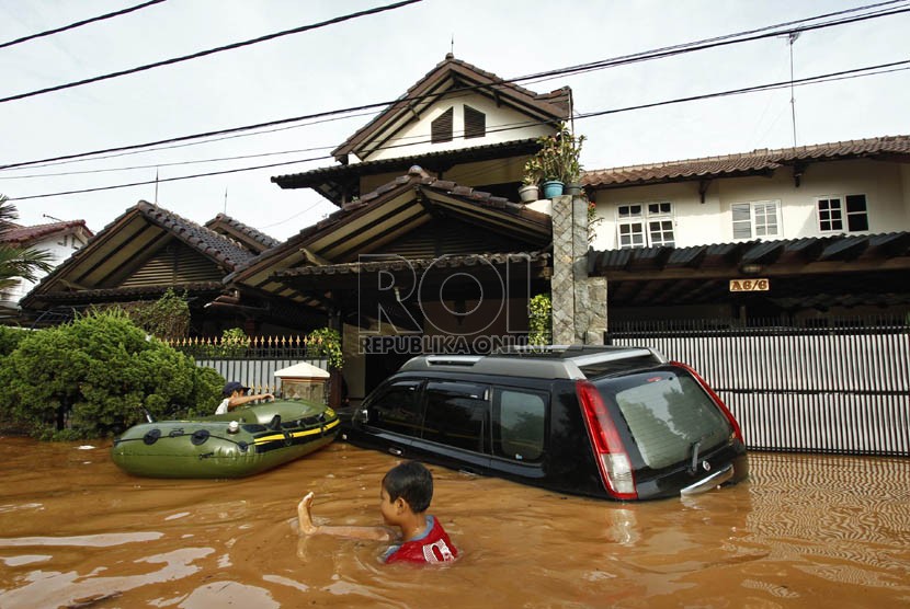  Warga melintasi banjir di Perumahan Bumi Nasio Indah, Jatiasih, Bekasi, Jawa Barat, Kamis (18/4). (Republika/Adhi Wicaksono)