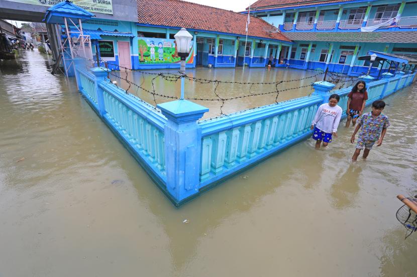 Warga melintasi banjir rob yang melanda desa Eretan Wetan, Kandanghaur, Indramayu, Jawa Barat (ilustrasi)