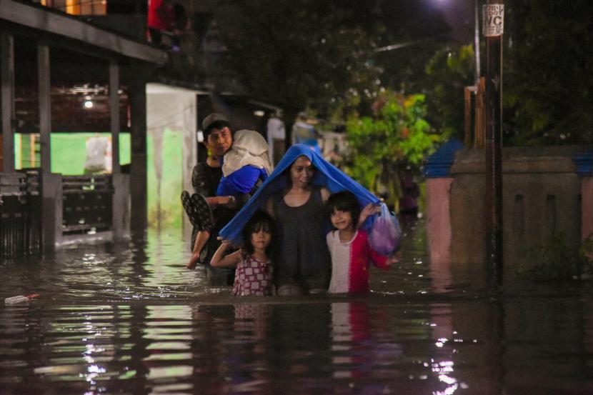 Badan Penanggulangan Bencana Daerah (BPBD) Kota Medan menyebut, sebanyak 56 kelurahan di 14 kecamatan terdampak banjir kiriman dan buruknya tata kelola drainase di daerah ini. Ilustrasi
