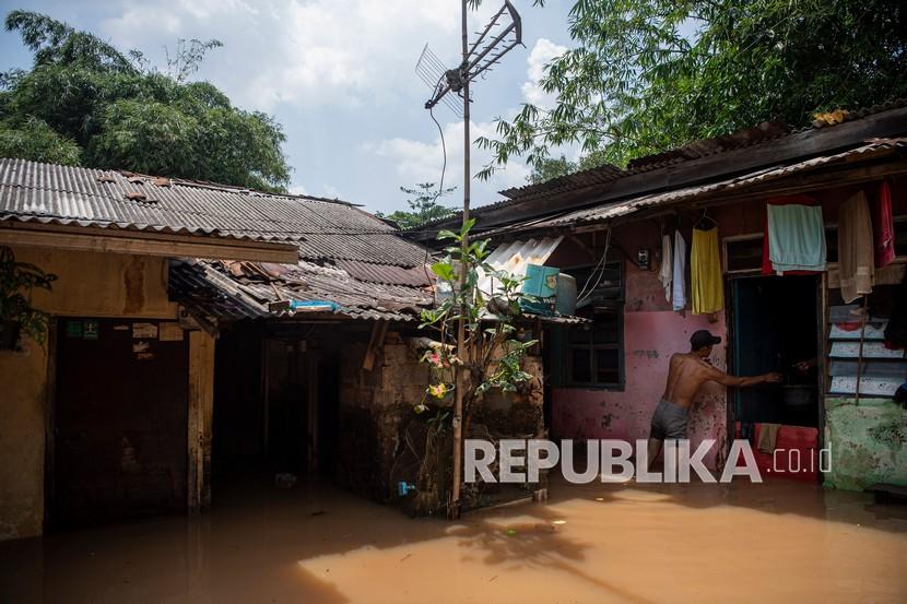 Warga melintasi banjir yang menggenangi permukiman di Pondok Pinang, Kebayoran Lama, Jakarta Selatan. (ilustrasi). Ada 5 RT di Jakarta yang dilanda banjir hingga Kamis (25/4/2024) pagi.