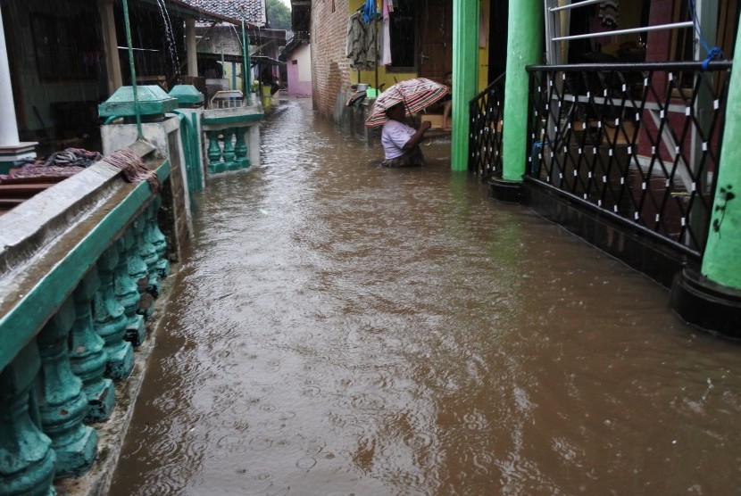 Warga melintasi banjir yang menggenangi perumahan di Kelurahan Ardirejo, Panji, Situbondo, Jawa Timur, Senin (27/11). (Ilustrasi)