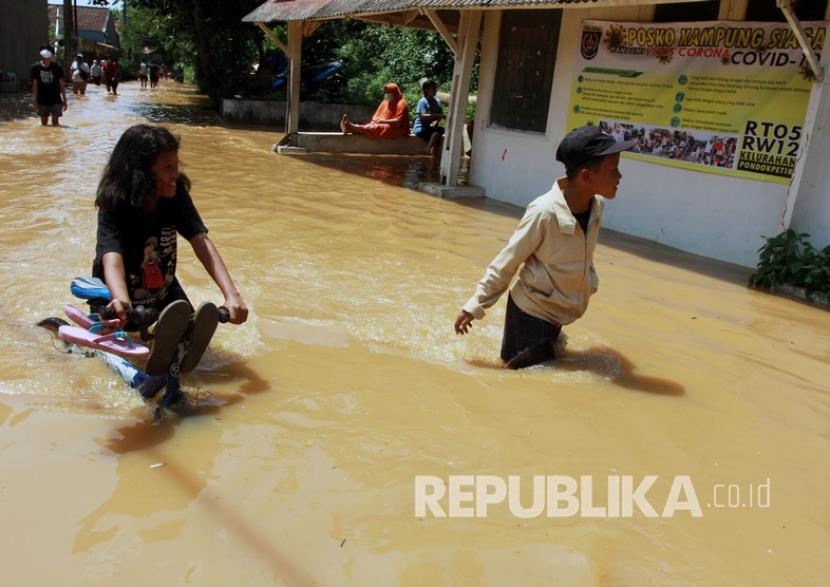 Empat kecamatan di Kabupaten Lampung Barat, Provinsi Lampung mengalami banjir, setelah hujan mengguyur kawasan tersebut sejak Sabtu (2/5) hingga Ahad (3/5) (Foto; ilustrasi banjir)