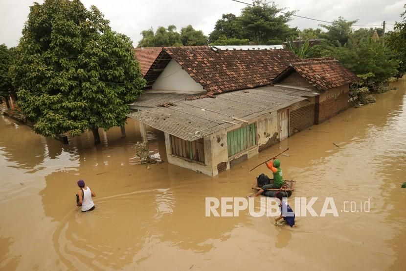 Hujan deras yang terus-menerus mengguyur Kota Pekalongan, Jawa Tengah, sejak Jumat (5/2) malam hingga Sabtu pagi menyebabkan sedikitnya 20 kelurahan terendam banjir (Foto: ilustrasi)