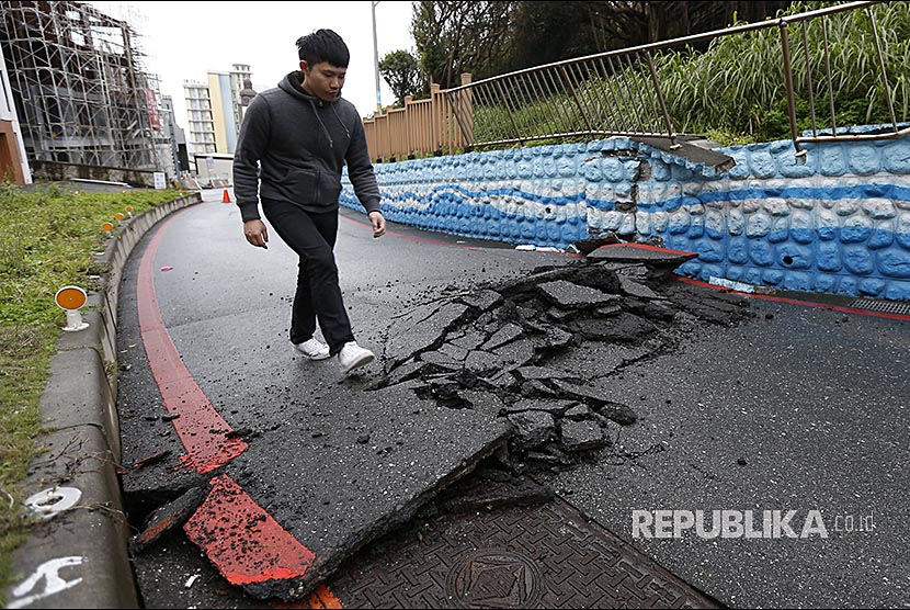 Warga melintasi jalanan yang rusak akibat gempa di Taiwan. Gempa magnitudo 6,8 mengguncang pulau-pulau yang sedikit penduduknya di sebelah tenggara Taiwan. Ilustrasi.