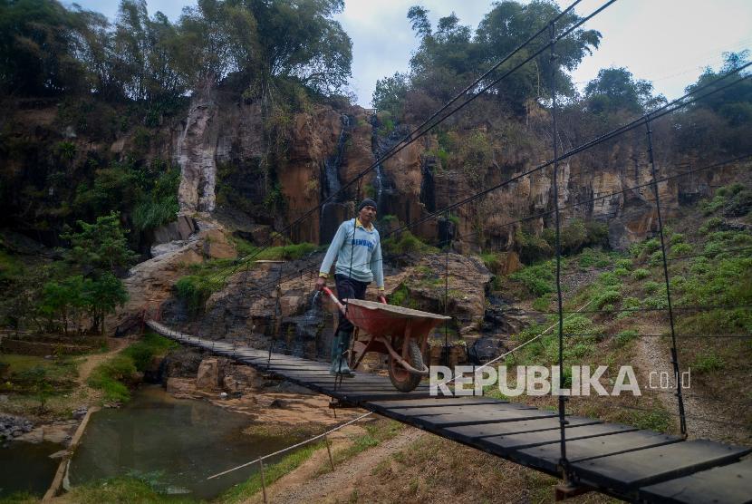 Warga melintasi Jembatan Gantung Cisanggarung, Cimenyan, Kabupaten Bandung, Jawa Barat