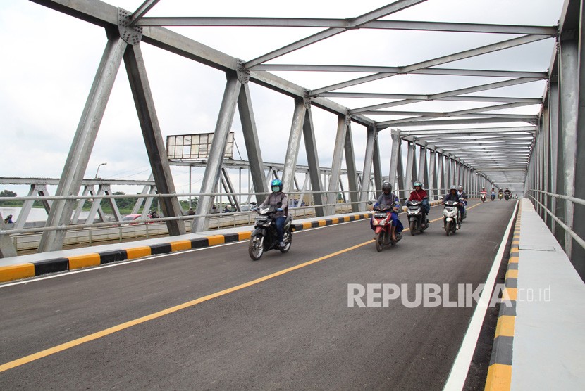 Warga melintasi Jembatan Landak II di Pontianak, Kalimantan Barat. Ilustrasi