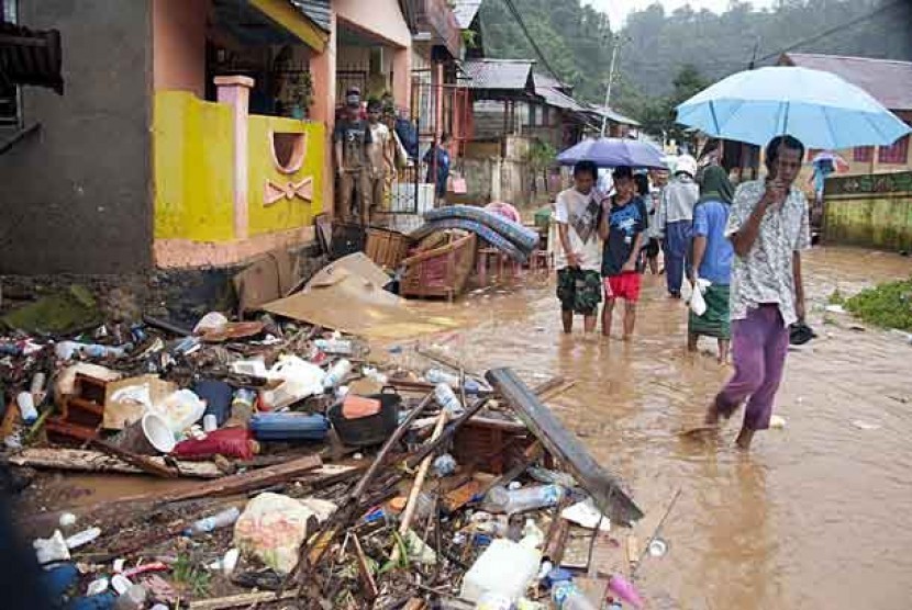   Warga melintasi lokasi bekas banjir di kawasan Batu Merah Dalam, Kecamatan Sirimau, Kota Ambon, Maluku, Rabu (1/8) sore.