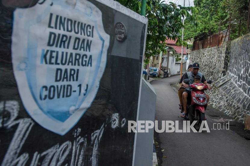 Warga melintasi mural tentang pencegahan penyebaran COVID-19 di Bandung, Jawa Barat, Senin (7/2/2022). Menteri Koordinator Bidang Kemaritiman dan Investasi Luhut Binsar Pandjaitan meminta lansia 60 tahun ke atas yang belum divaksinasi dan memiliki komorbid untuk tidak keluar rumah dalam dua pekan hingga sebulan ke depan untuk mencegah penularan COVID-19 varian Omicron. 