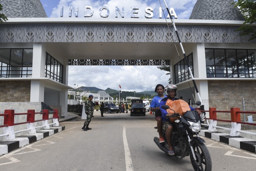 Warga melintasi Pos Lintas Batas Negara (PLBN) Terpadu RI-Timor Leste di Motaain, Belu, NTT, Kamis (4/5). 
