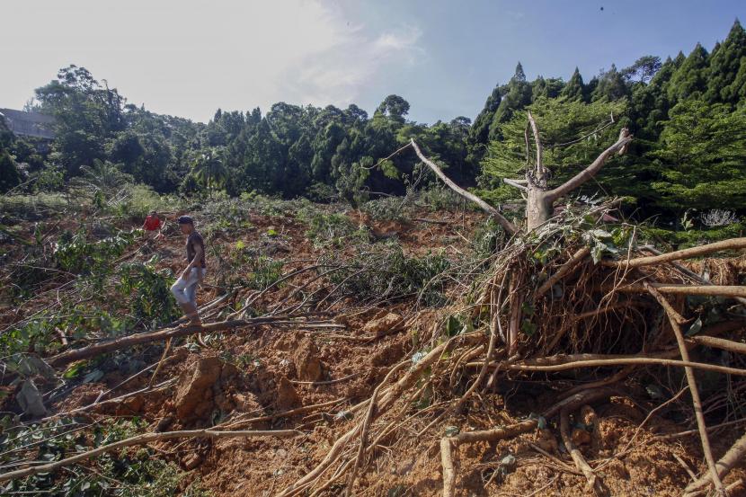 Tim pencarian, pertolongan dan penyelamatan atau Searchand Rescue (SAR) gabungan belum menemukan korban tertimbun longsor tanah dan bebatuan tebing di belakang rumah yang bernama Warsih alias Cici (57) di Gang Barjo RT02/RW03, Kampung Kebon Jahe, Kelurahan Kebonkelapa, Kecamatan Bogor Tengah. 