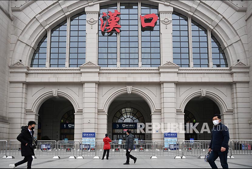 Warga melintasi Stasiun Kereta Hankou Railway yang ditutup pemerintah. Setelah seluruh Kota Wuhan disolasi untuk menghindari penyeberan virus nCoV.