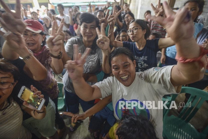 Warga meluapkan kegemberiaannya di Tempat Pemungutan Suara (TPS) 32, Cililitan, Jakarta Timur, Rabu (19/4).