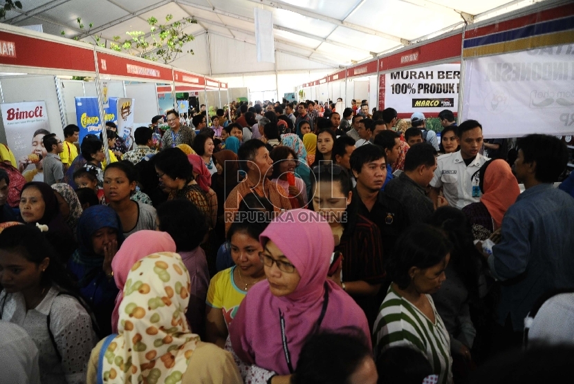  Warga memadati gelaran Pasar Murah di Halaman kantor Kemendag, Jakarta, Kamis (25/6).